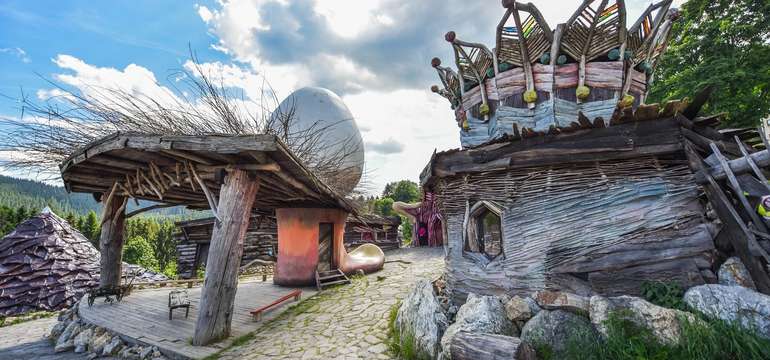 Dedinku tvoria domčeky v štýle ľudovo-fantazijnej architektúry