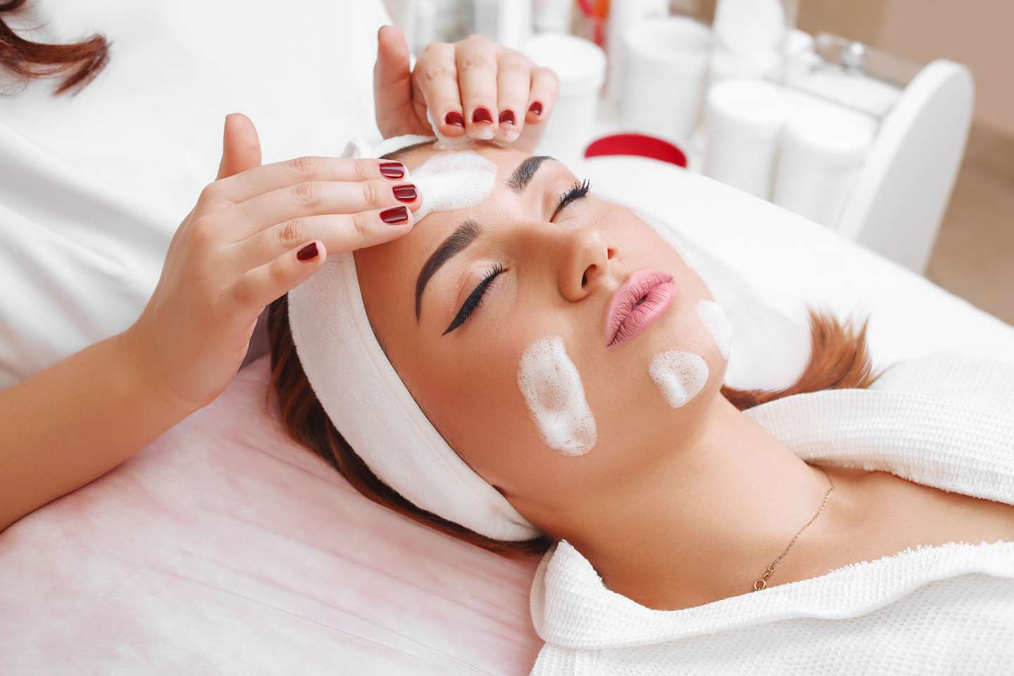 Hĺbkové ošetrenie pleti 4v1 alebo diamantová dermabrázia s kyselinou hyalurónovou