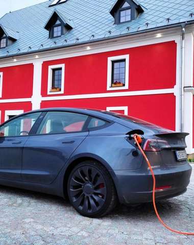 Bezplatné parkoviště s dobíjecími stanicemi pro elektromobily