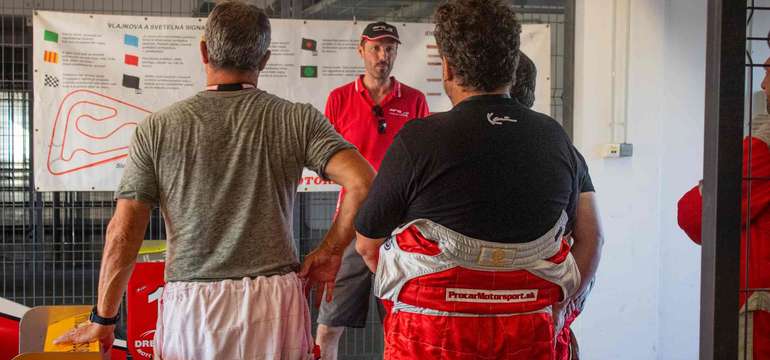 Pilotujte pretekársku formulu na letisku v Žiline