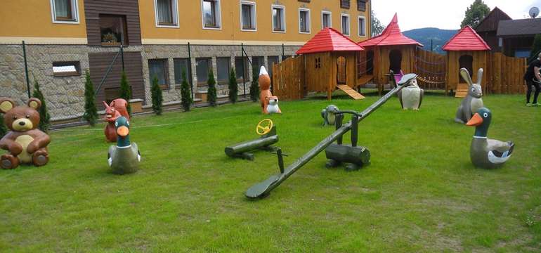 Detské ihrisko pred hotelom Husárik****