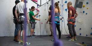 Kurzy lezenia na umelej stene pre začiatočníkov aj pokročilých