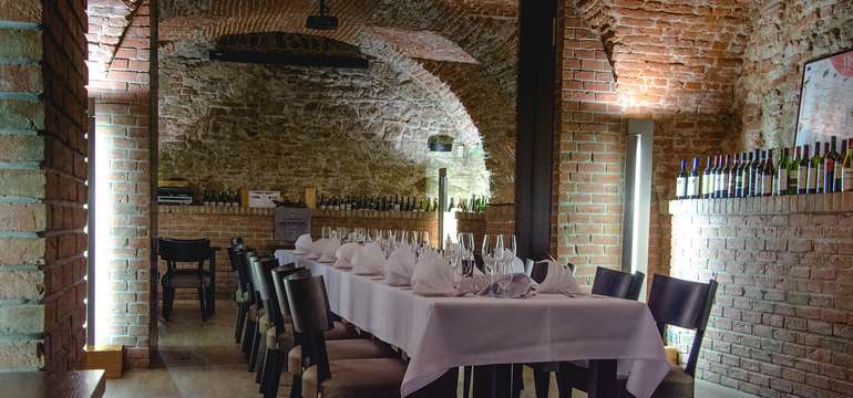 V podzemnom priestore sa nachádza jedinečná vinotéka s tehlovými klenbami 