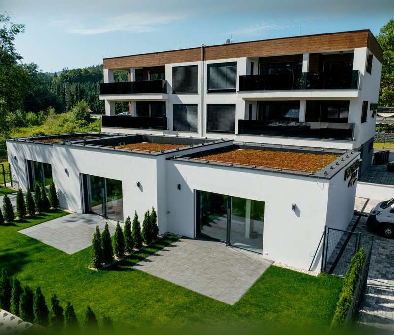 Letecký pohľad na apartmánový dom Penthouse Apartments pri Oravskej priehrade