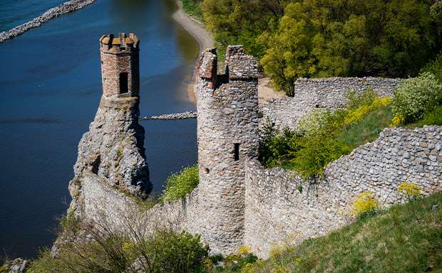 Mníška alebo aj Pannenská veža