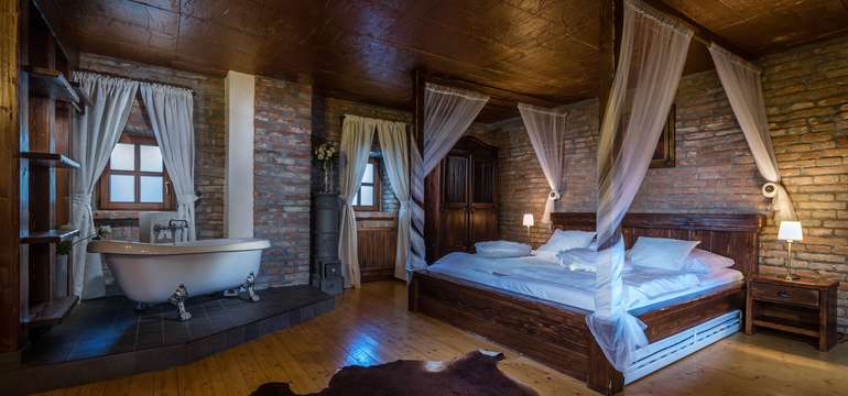 Ubytovanie v Chateau Krakovany - apartmán s majestátnou posteľou a vaňou