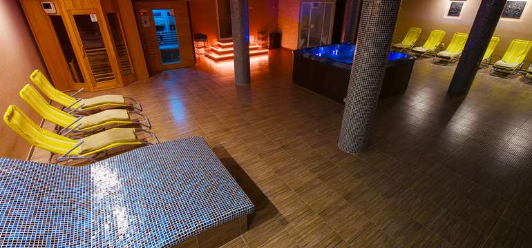 Wellness je vybavené vírivkou a troma saunami: fínskou, infračervenou, parnou saunou a odpočívarňou