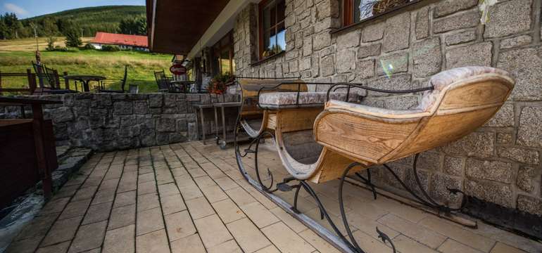 U hotelu je příjemné venkovní posezení