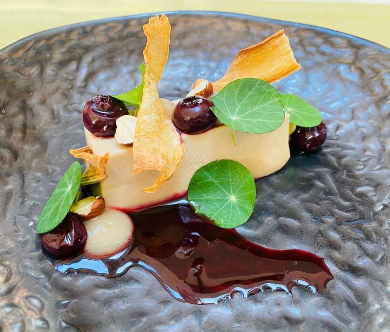 80 g Foie Gras, Nakladané čučoriedky, Lieskové oriešky, Hruškový gél (3,4,7,10)