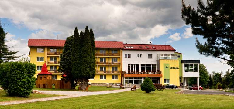 Hotel Lesana*** je obklopený krásne upraveným dvorom