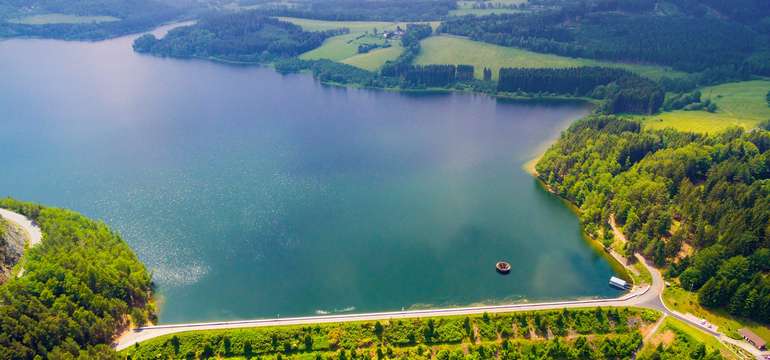 Vodná nádrž Nýrsko na rieke Uhlave v národnom parku Šumava