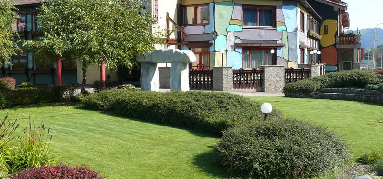 Elegantný hotel ponúka hosťom vstupnú halu s recepciou, reštauráciu, denný bar, letnú terasu