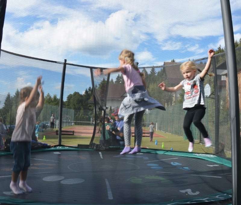 Děti si užijí pohyb a zábavu na trampolíně
