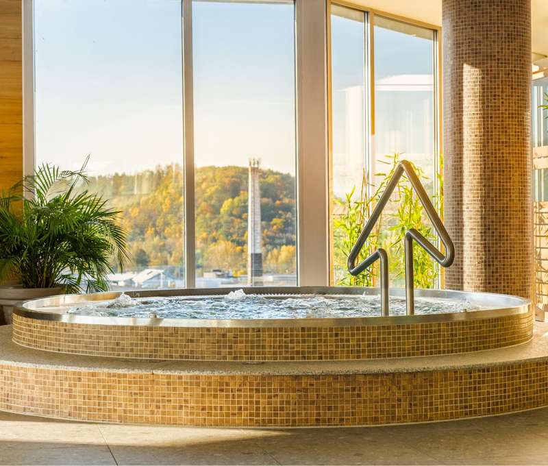 Wellness zahŕňa vnútorný bazén, fínsku saunu a dve parné sauny