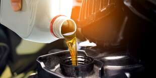 Výmena oleja + olejového filtra v aute (ilustračné foto)