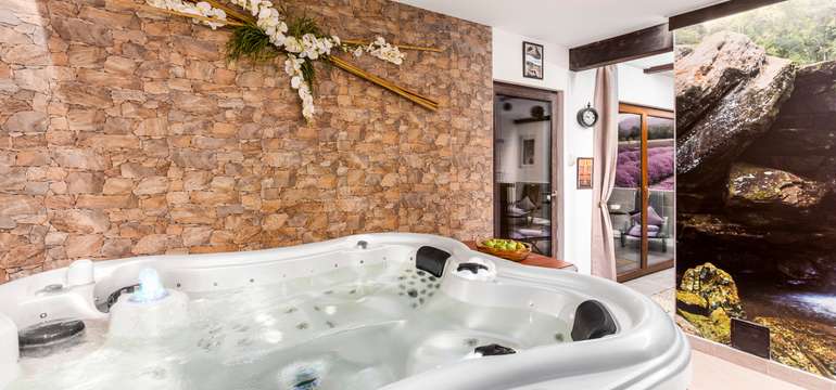 Voňavý wellness s vírivkou, saunami, slnečnou oddychovou zónou a krbom