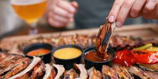 Grilované BBQ rebierka a veľká mäsová misa až pre 8 osôb