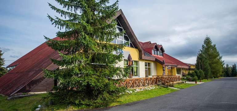 Hotel Rysy*** sa nachádza v malebnom prostredí Vysokých Tatier