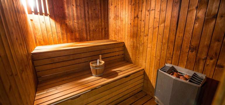 Relaxačný bazén s protiprúdom, sauna a oddychové štúdio
