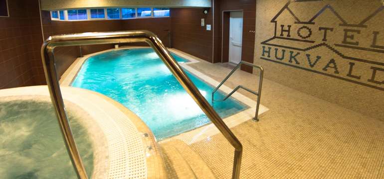 Vo wellness zóne nechýba bazén, vírivka a sauna
