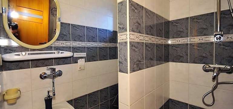 V penzióne sú 2 samostatné kúpeľne s WC a sprchovacím kútom