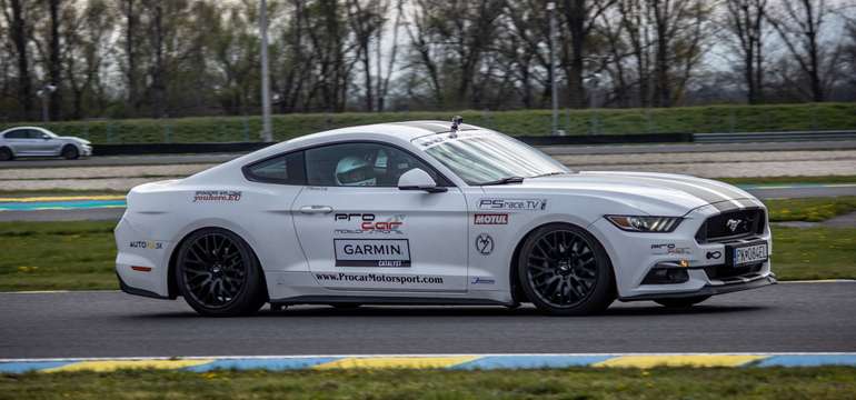 Mustang: max. rýchlosť: 260 km/h.