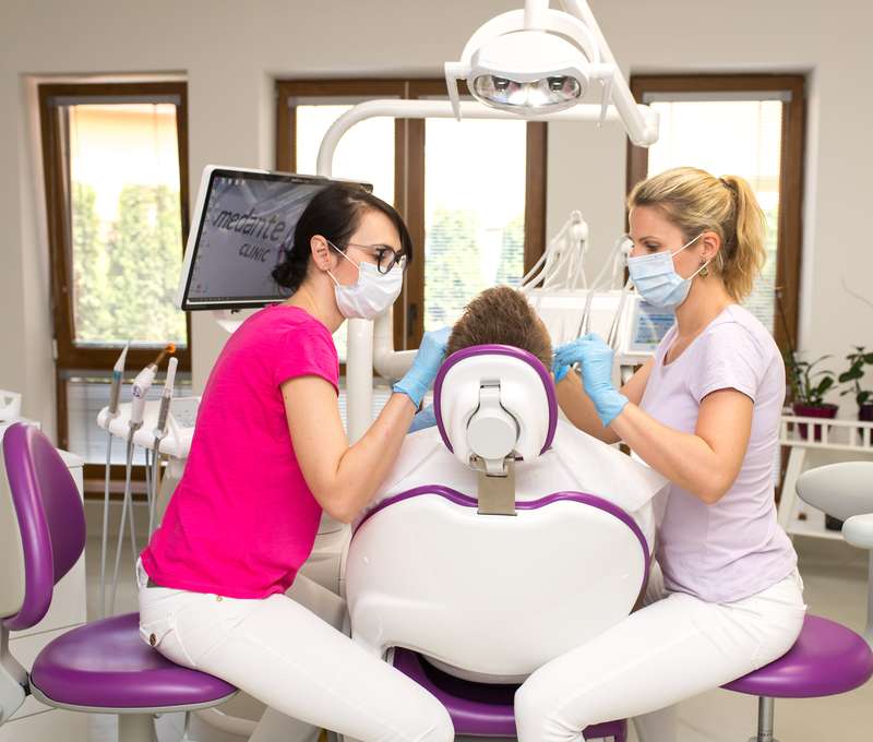 Dentálna hygiena vykonaná stomatológom