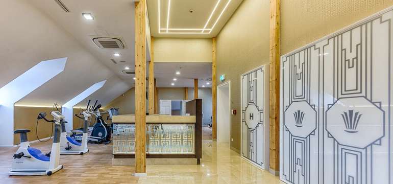 Zrekonstruovaný hotel ROYAL PALACE***** je zařízen ve stylu art deco a patří k nejluxusnějším