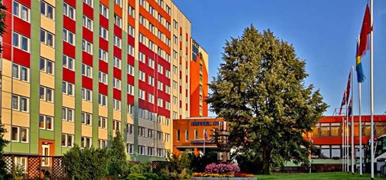 Praktické parkovanie pre hotelových hostí (autá a autobusy) je priamo pred hotelom