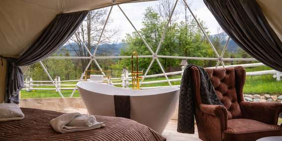 Mountain Glamp s výhľadom na poľskú stranu Tatier, privátnou vírivkou a raňajkami doručenými ku dverám/Poľsko - Vysoké Tatry - Poronin