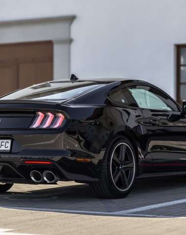 Atmosférický V8 Coyote bez turba, spojený s inteligentnou 10-stupňovou automatickou prevodovkou Sele