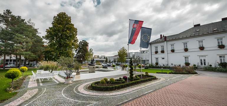 Hotel sa nachádza v centre mesta a je zasadený do krásne upraveného parku