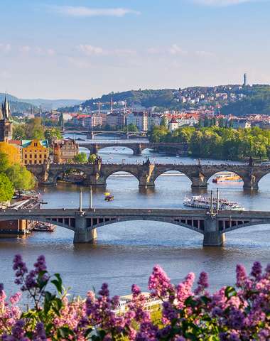 Karlov most s 30 sochami a súsošiami patrí medzi najnavštevovanejšie pražské pamiatky