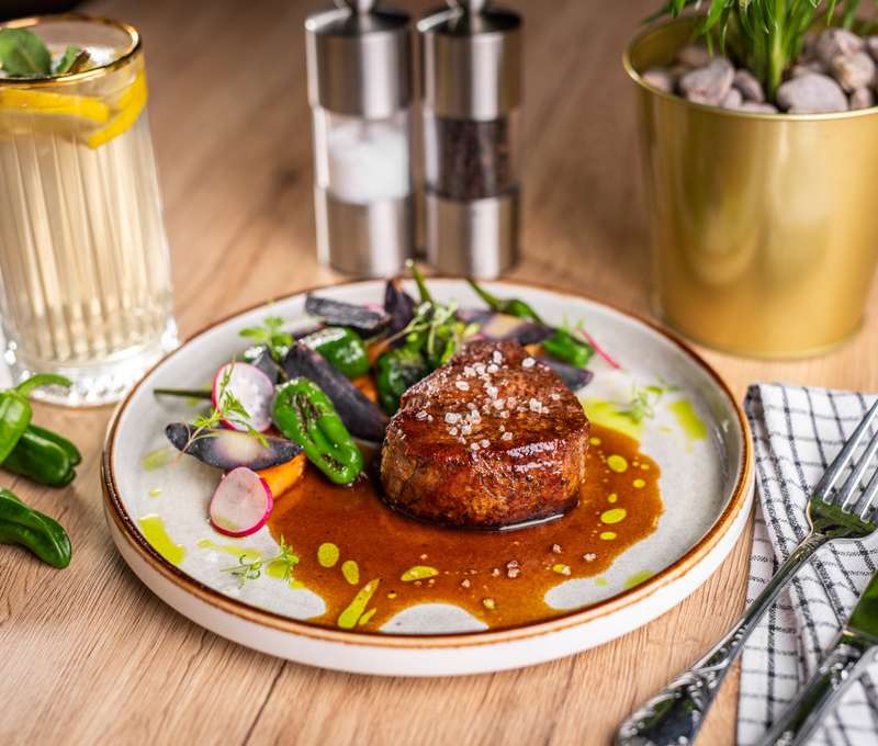 Steak z hovädzej sviečkovice s grilovanou zeleninou v demiglace omáčkou