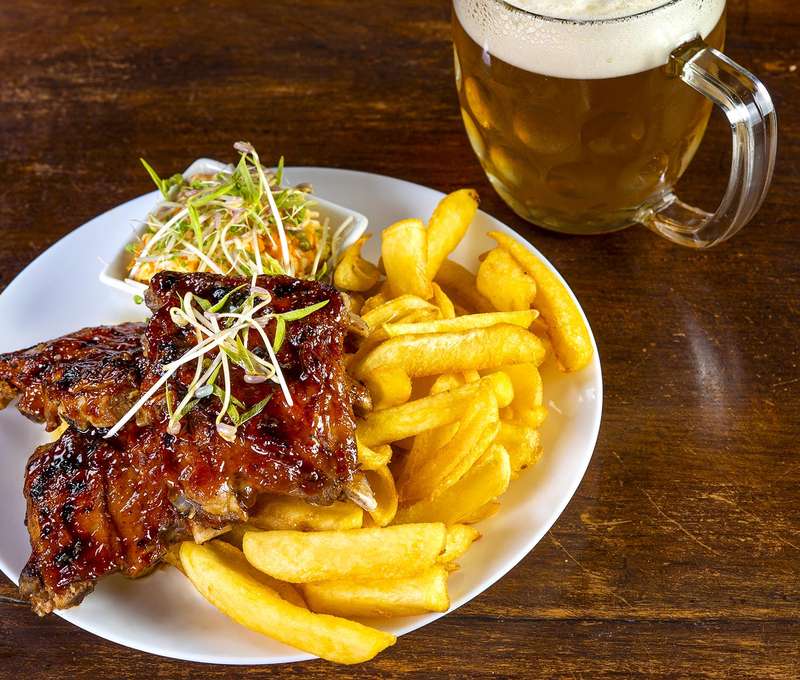 Grilované rebierka, steakové hranolky a šalát coleslaw vo Farmárskom grile 