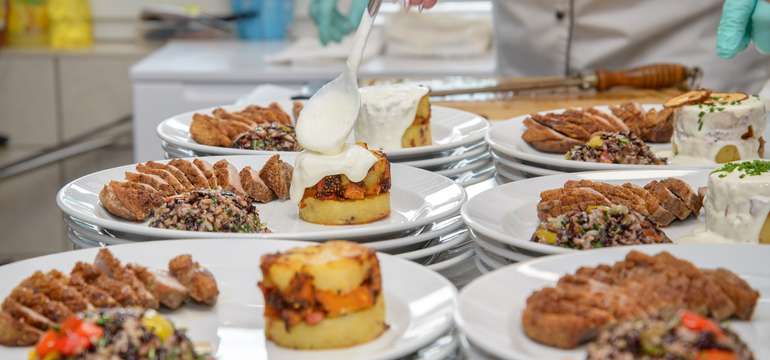 Večere v štýle slovenskej kuchyne podávané formou menu