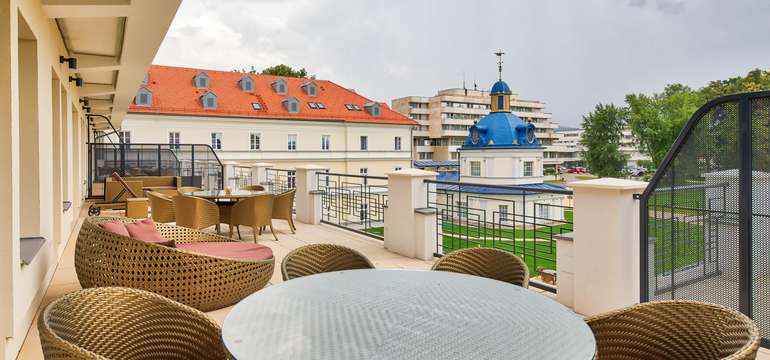 Zrekonstruovaný hotel ROYAL PALACE***** je zařízen ve stylu art deco a patří k nejluxusnějším