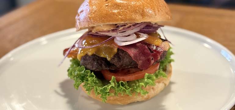 Hovädzí burger so slaninkou