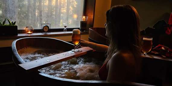 Pivný kúpeľ v drevenej kadi v Drevenice Terchová Resort/Terchová