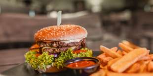 Burger s hranolčekmi a BBQ omáčkou