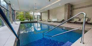 Relaxačný bazén s príjemnou vodou, kde si môžu hostia zaplávať a uvoľniť sa