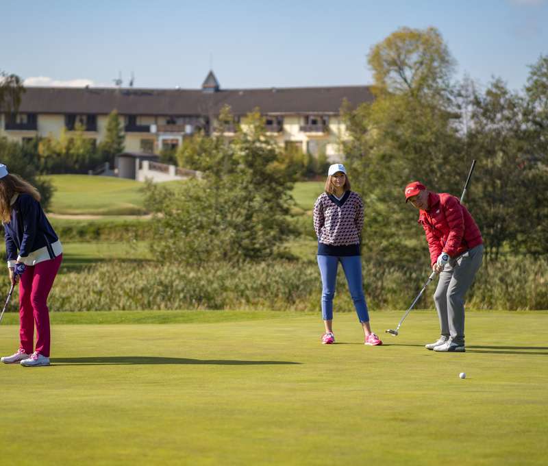 Hotel leží uprostred 27-jamkového golfového ihriska Black Stork