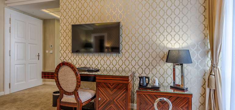 Kráľovské ubytovanie v priestranných izbách, štúdiách a v apartmánoch v Hoteli Royal Palace*****