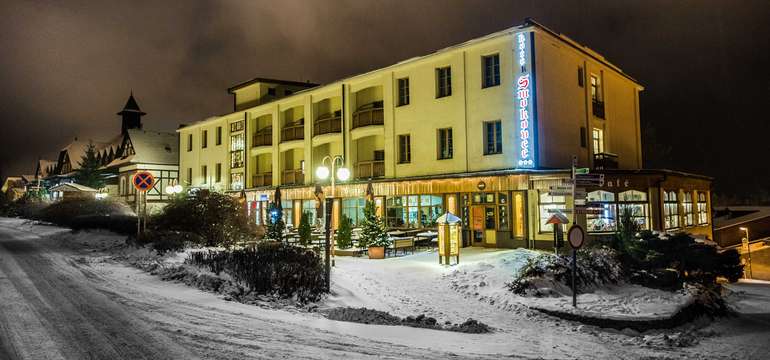 Hotel Smokovec*** leží v centre mesta, pri lanovke na Hrebienok a zastávke TEŽ