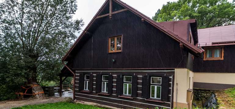 Chata Roubenka je jen kousek od hotelu Vltava