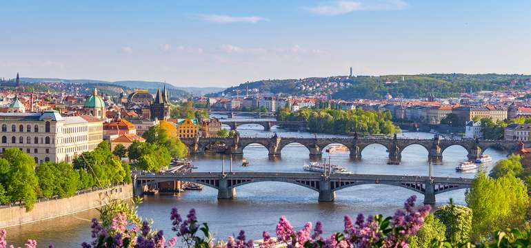 Karlov most s 30 sochami a súsošiami patrí medzi najnavštevovanejšie pražské pamiatky