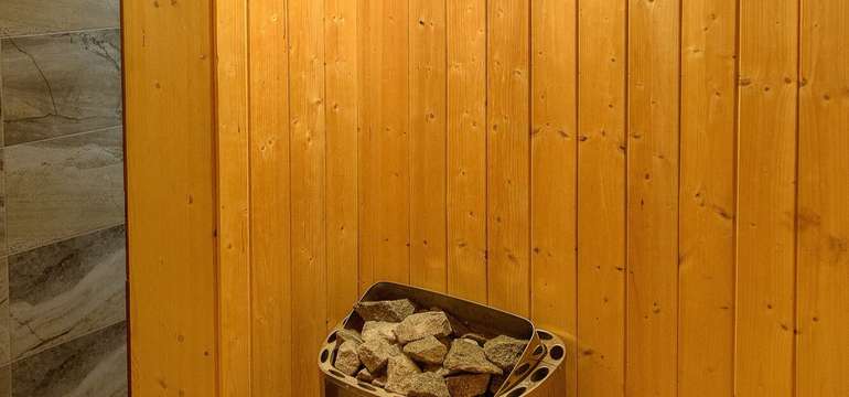 Wellness disponuje saunou a jacuzzi