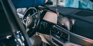 Umývanie a čistenie interiéru a exteriéru vozidla a voskovanie