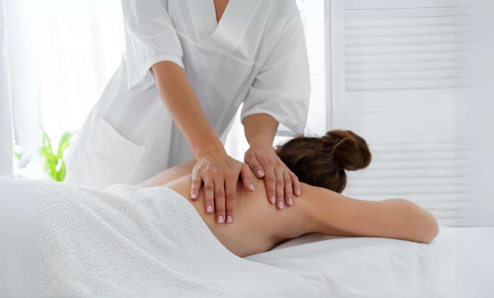 Reflexná masáž, masáž lávovými kameňmi a madoretarapia v rehabilitačnom zariadení RehaBell