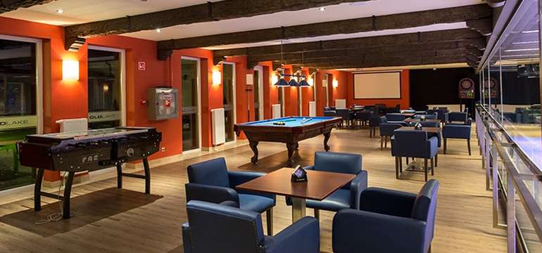 V hoteli nájdete aj Bowling Bar s 2-dráhovým bowlingom a biliardom